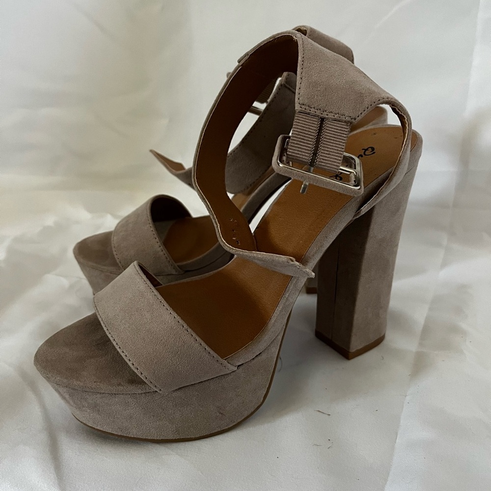 Quips light brownish grey platform heels